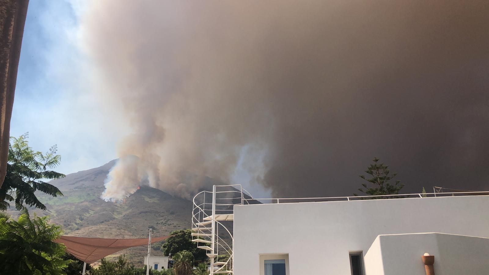Stromboli, il mare fa più paura dei boati