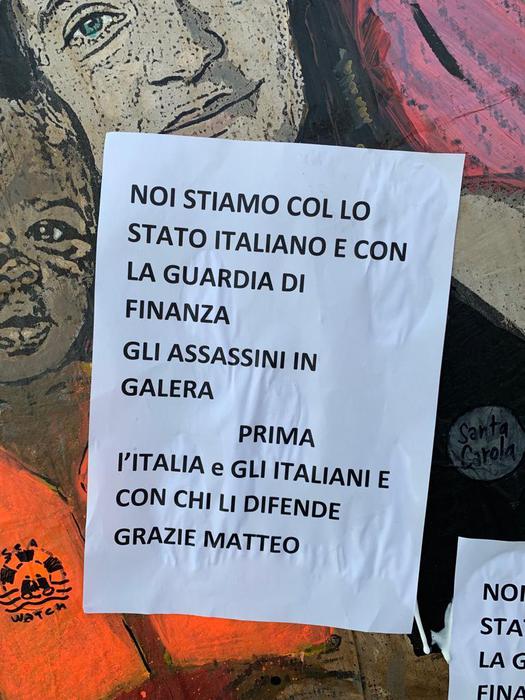 Galleria foto 'Taormina, leghista deturpa murale con la Rackete' - foto 3