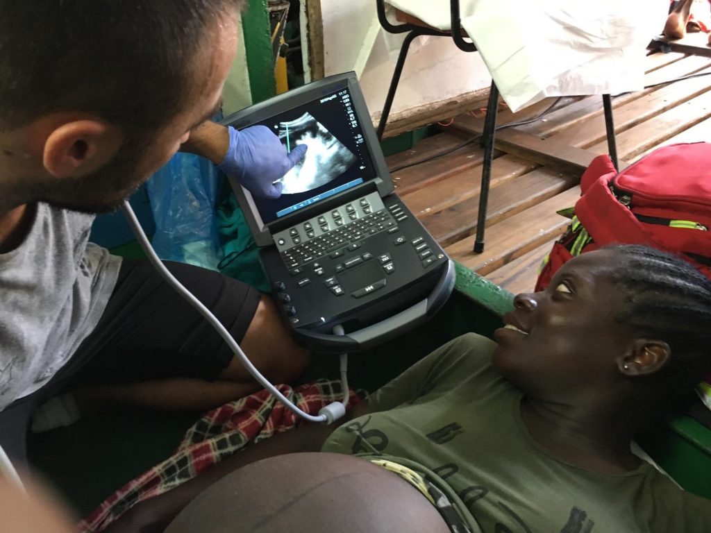 Galleria foto 'Migranti Alan Kurdi sbarcati a Malta, applausi e gioia' - foto 2