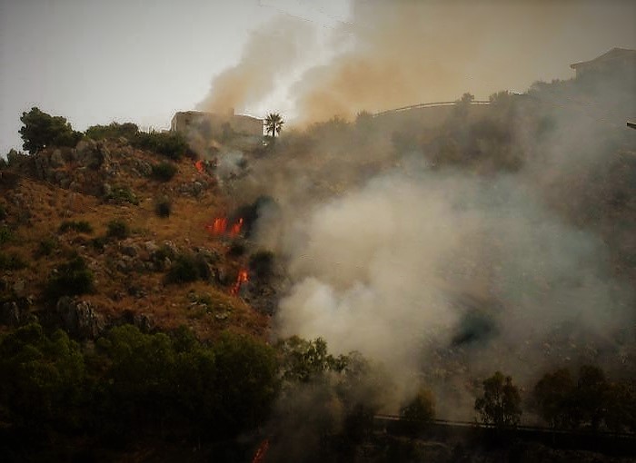 “Latitanti”, “Voi sciacalli”, botta e risposta Legambiente – Regione su incendi