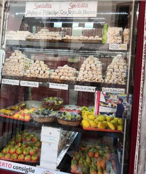 A Taormina dolci tipici richiamano "mafiosi" e "cosa Nostra"