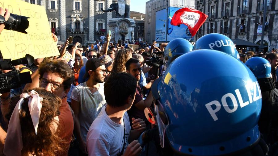 Galleria foto 'Salvini, naufraga in Sicilia il ditta-tour. Fuga da Catania al coro di “Buffone”, fischi a Siracusa' - foto 6