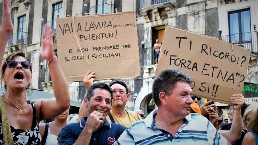 Galleria foto 'Salvini, naufraga in Sicilia il ditta-tour. Fuga da Catania al coro di “Buffone”, fischi a Siracusa' - foto 2