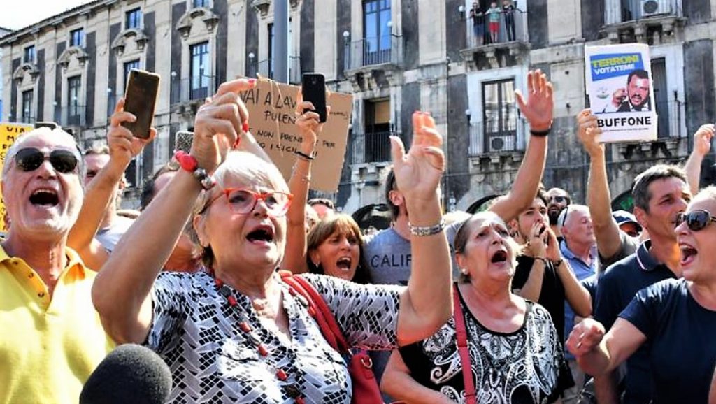 Galleria foto 'Salvini, naufraga in Sicilia il ditta-tour. Fuga da Catania al coro di “Buffone”, fischi a Siracusa' - foto 3