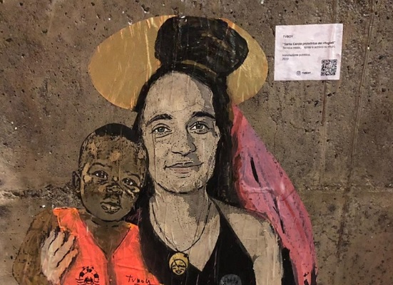 Galleria foto 'Taormina, leghista deturpa murale con la Rackete' - foto 6