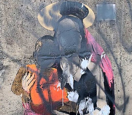 Taormina, leghista deturpa murale con la Rackete