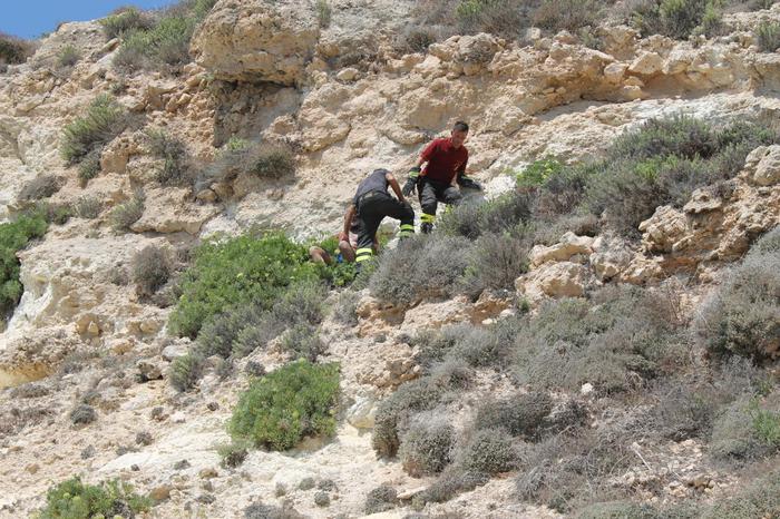 Lampedusa, turista rischia la vita sulla scogliera, salvato dai pompieri