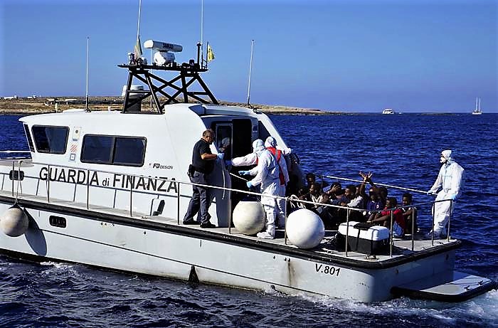 Lampedusa, tanto rumore per 27 minori mentre arrivavano 57 migranti da “sbarchi fantasma”