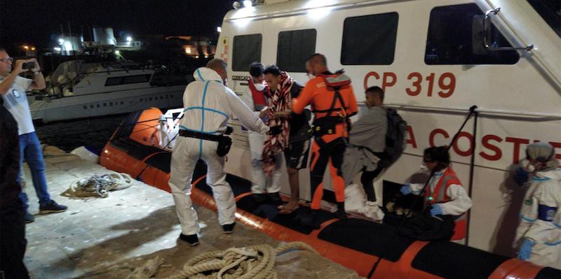 Migranti, ancora arrivi nella notte nell’isola di Lampedusa Migranti, ancora arrivi nella notte nell’isola di Lampedusa