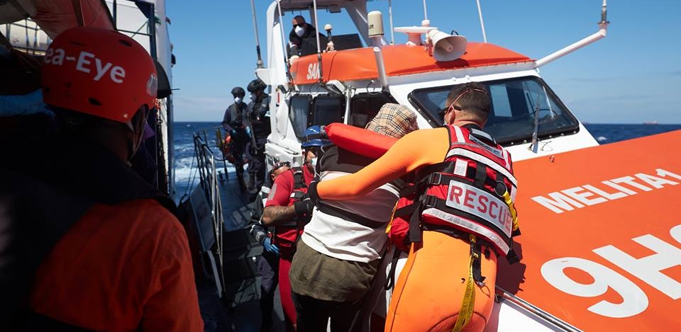 Migranti Alan Kurdi sbarcati a Malta, applausi e gioia