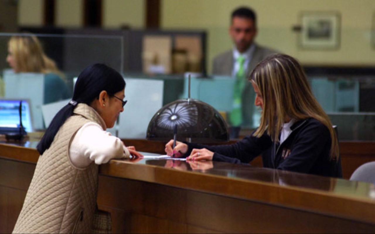 Sicilia, zona arancione, green pass 1 febbraio in banca, le regole