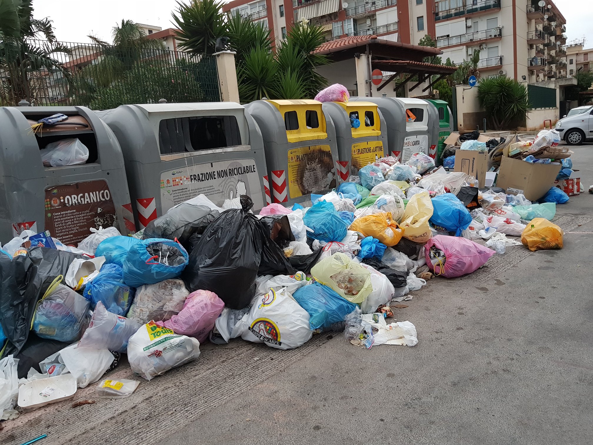 Due ordinanze per tornare alla normalità e superare l’ennesima emergenza rifiuti a Palermo