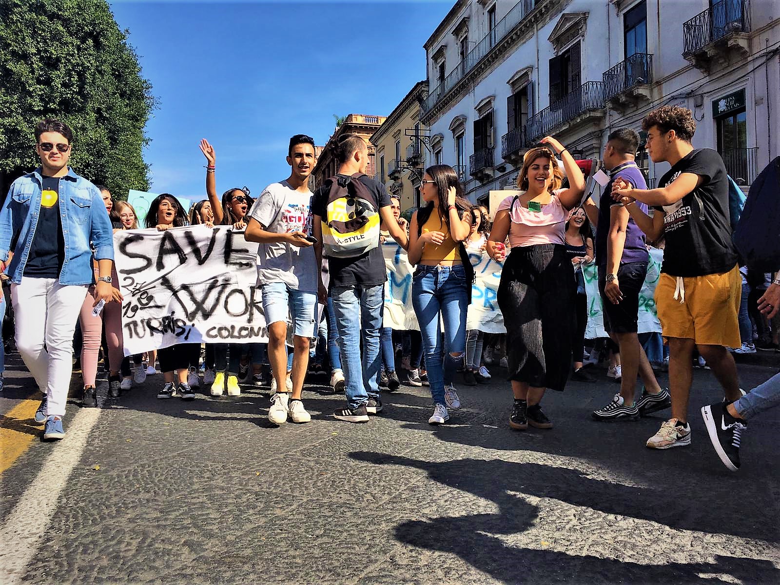 I giovani siciliani in piazza per la Terra, aggressione nera a Palermo