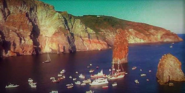 Eolie, cento barche per lo “Sposalizio dei faraglioni” Eolie, cento barche per lo “Sposalizio dei faraglioni”