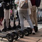 Sicurezza stradale, Salvini: “Casco e targa per i monopattini elettrici”