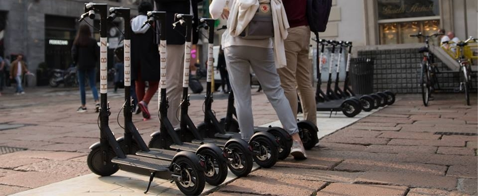 Sicurezza stradale, Salvini: “Casco e targa per i monopattini elettrici”