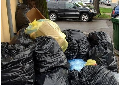 Sui rifiuti è scontro totale Rap-Regione, ma a pagare il conto saranno i cittadini