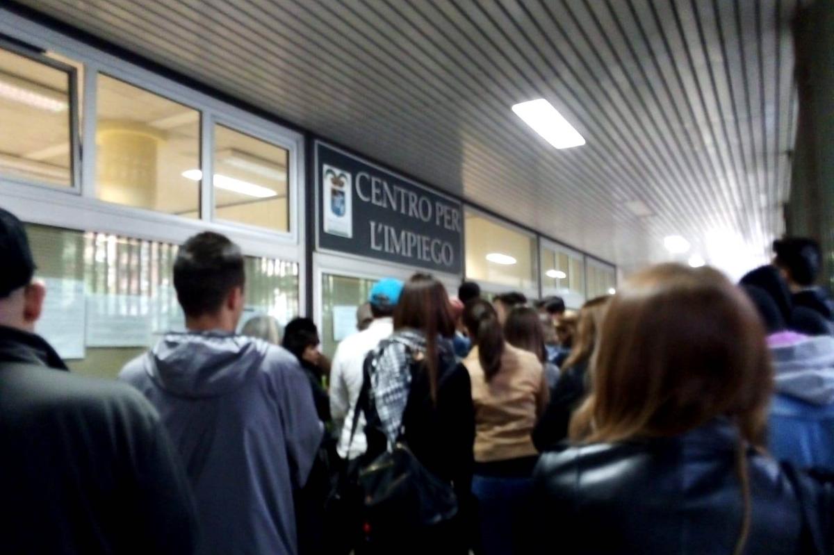 Centri per l’impiego “stracolmi” di personale ma assumono ancora