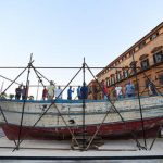 Quelle sagome di migranti che “urlano” davanti a Palazzo dei Normanni