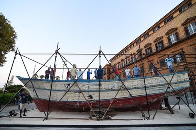 Quelle sagome di migranti che “urlano” davanti a Palazzo dei Normanni