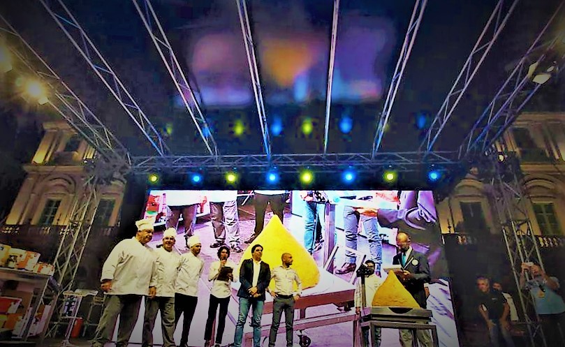 Pesa oltre trentadue chili l’arancino più grande del mondo