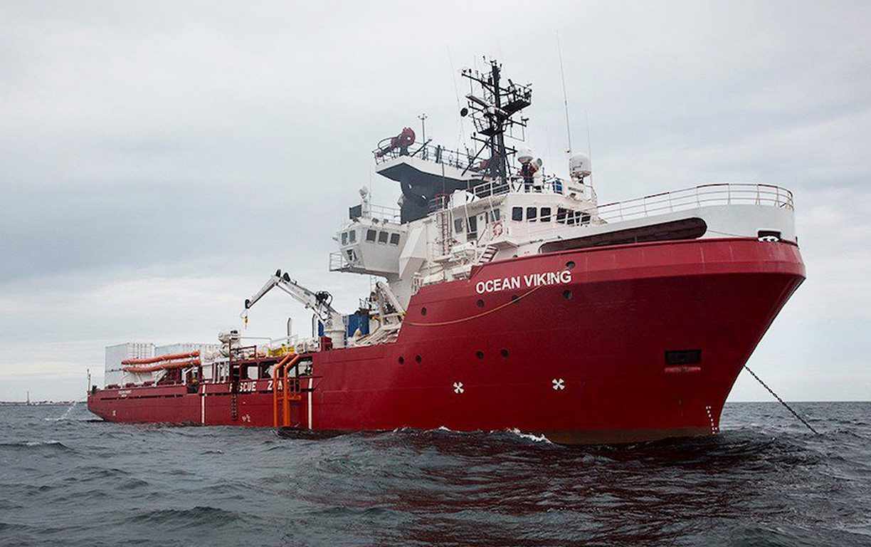 Migranti, l’Ocean Viking fa rotta verso il porto di Augusta