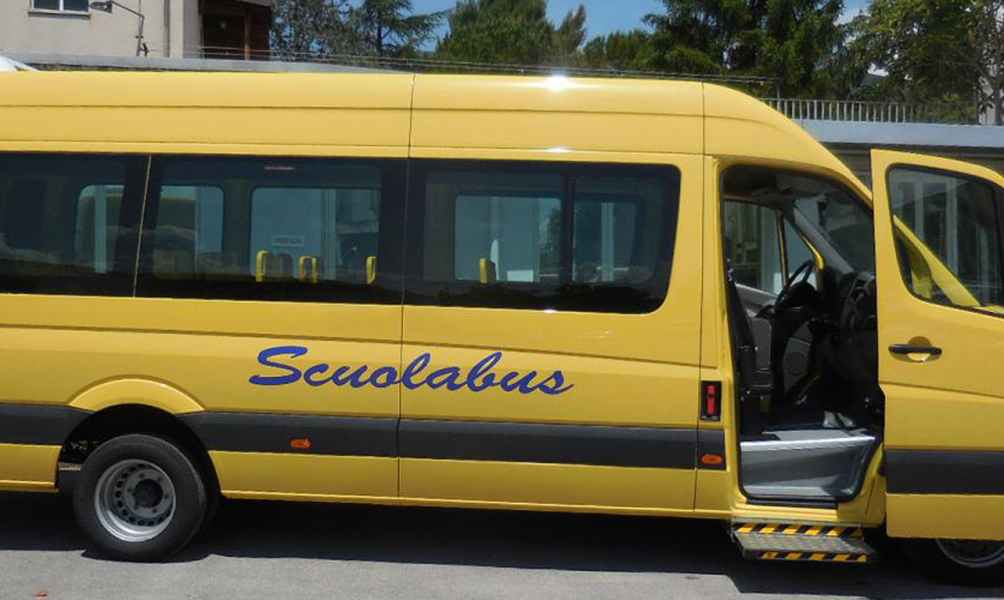 Conducente scuola bus si sente male, tredicenne ferma mezzo  Video