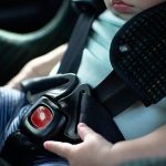 Bimbo di 18 mesi rapinato, non ha mollato il tablet ed è rimasto ferito