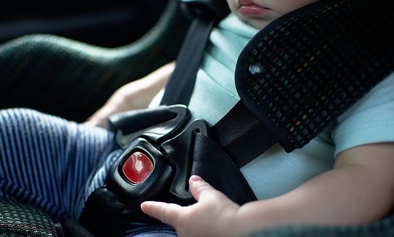 Bimbo di 18 mesi rapinato, non ha mollato il tablet ed è rimasto ferito