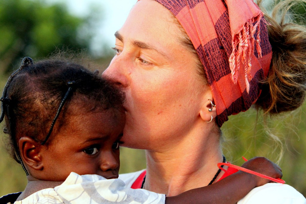 Adozioni internazionali, crollo vertiginoso, in 10 anni da 4.000 ad appena mille l’anno