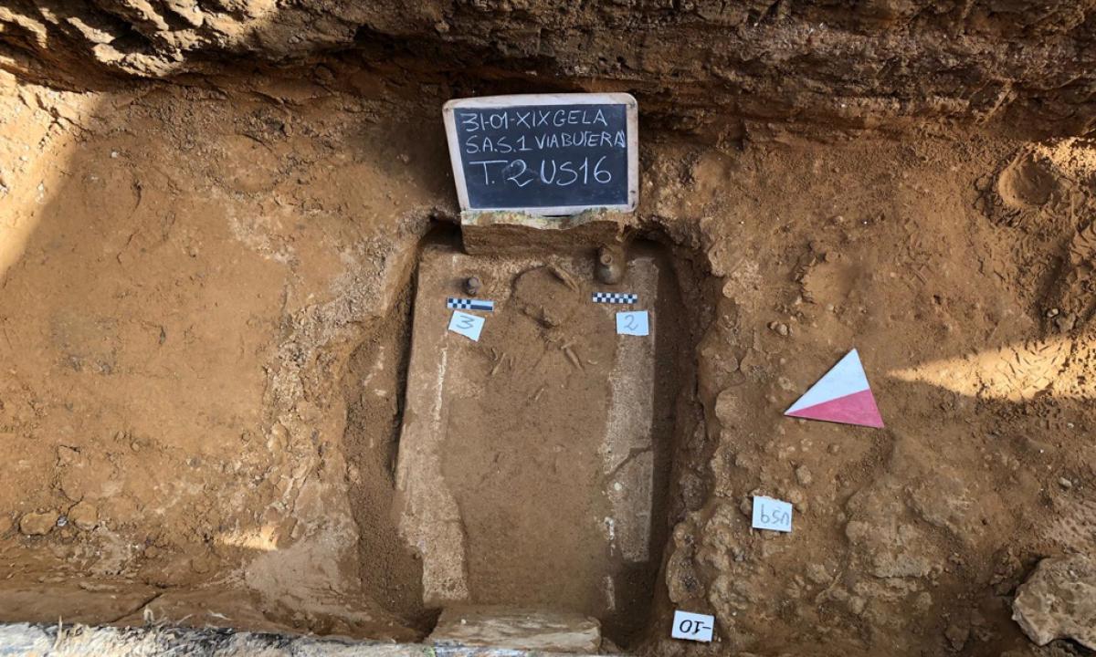 Uno scheletro risalente al IV secolo a.C. scoperto a Gela Uno scheletro risalente al IV secolo a.C. scoperto a Gela