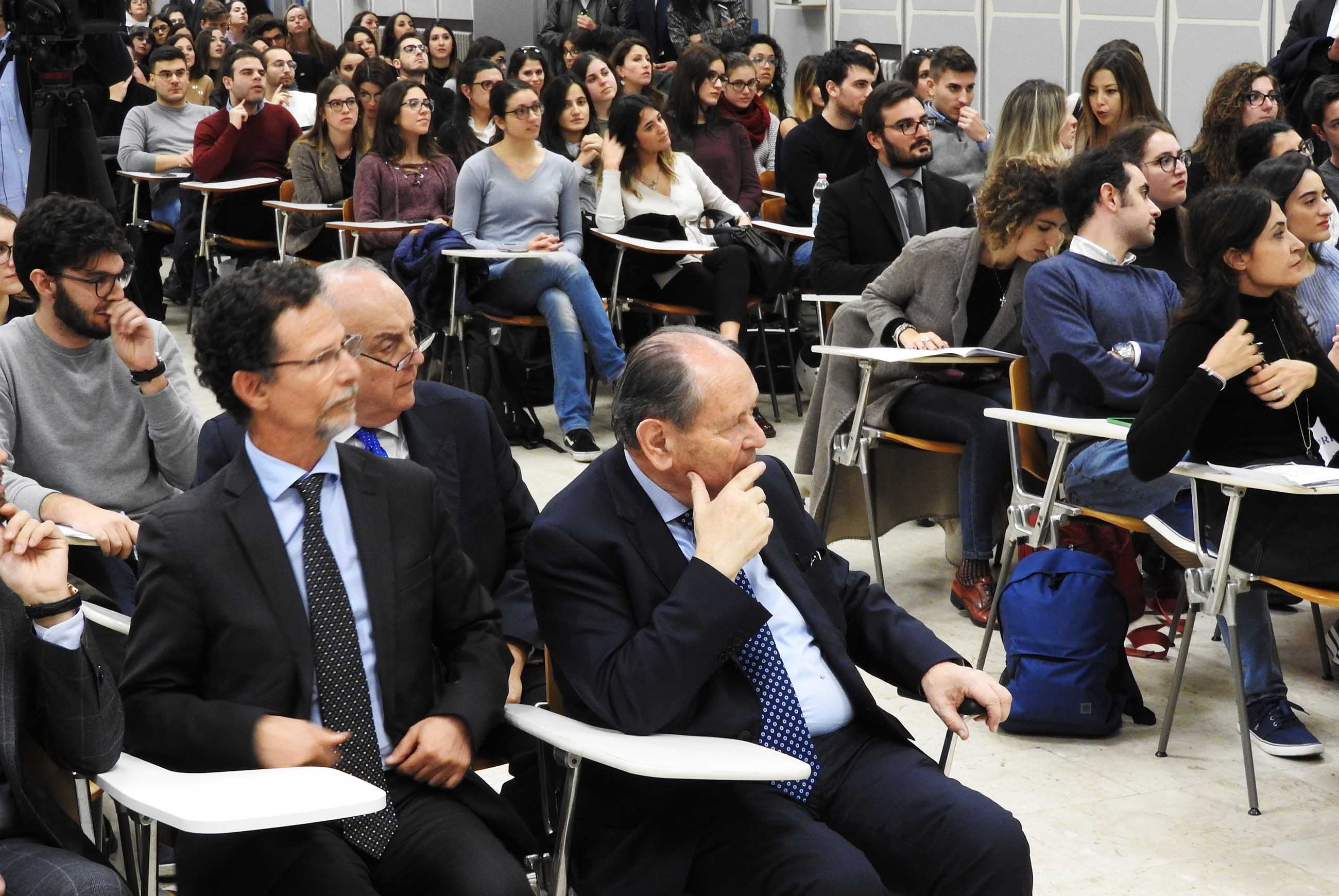 La Costituzione entra nelle carceri “è un ponte per il mondo esterno” La Costituzione entra nelle carceri “è un ponte per il mondo esterno”