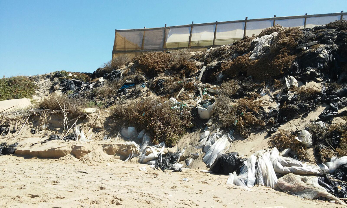 Acate, rifiuti lungo il litorale dei Macconi