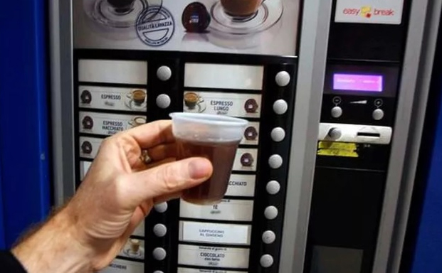 Vietare le macchinette,  tornare al panino da casa