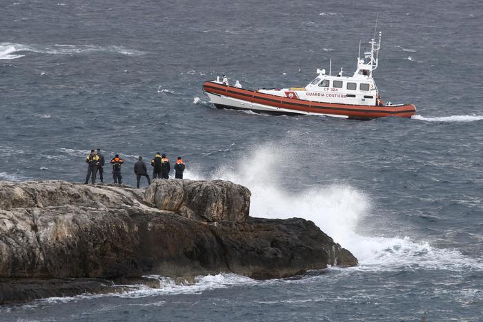 Lampedusa, tra lutto e umanità. Disperati due fratellini tunisini, “Dove sono papà e mamma?”