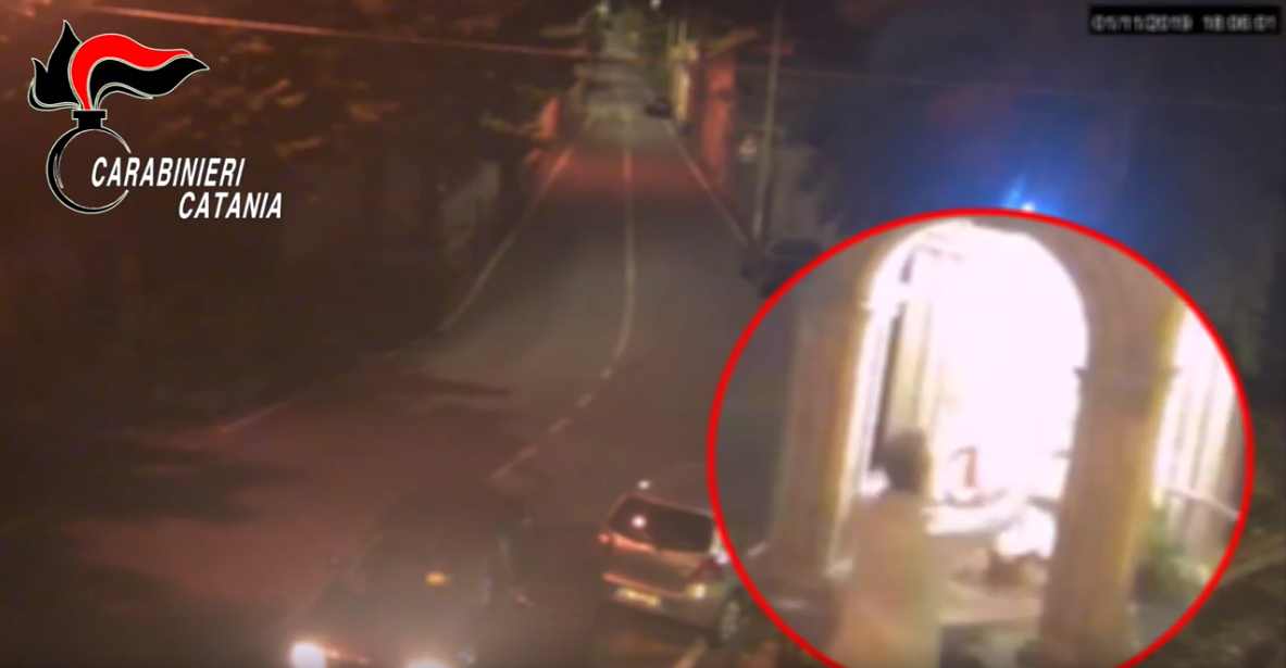 Esce dall’auto e prende a mazzate la statua di Cristo. Guarda il video