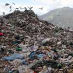 Rifiuti a cielo aperto senza alcun controllo