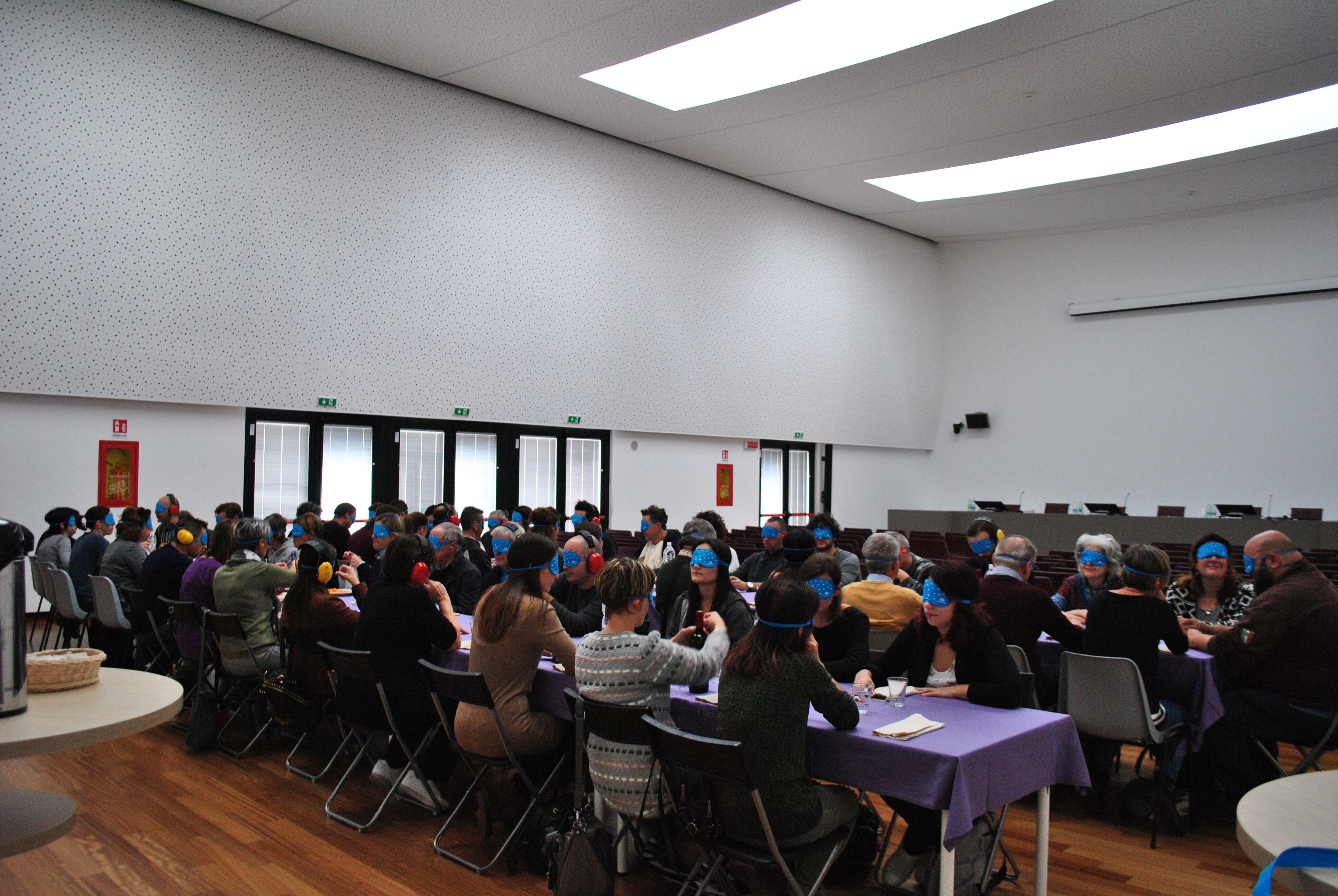 “Appuntamento al buio”, i volontari si immedesimano negli utenti sordociechi