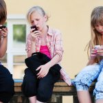 Telefonini come una droga, giovani in panico se ne vengono privati