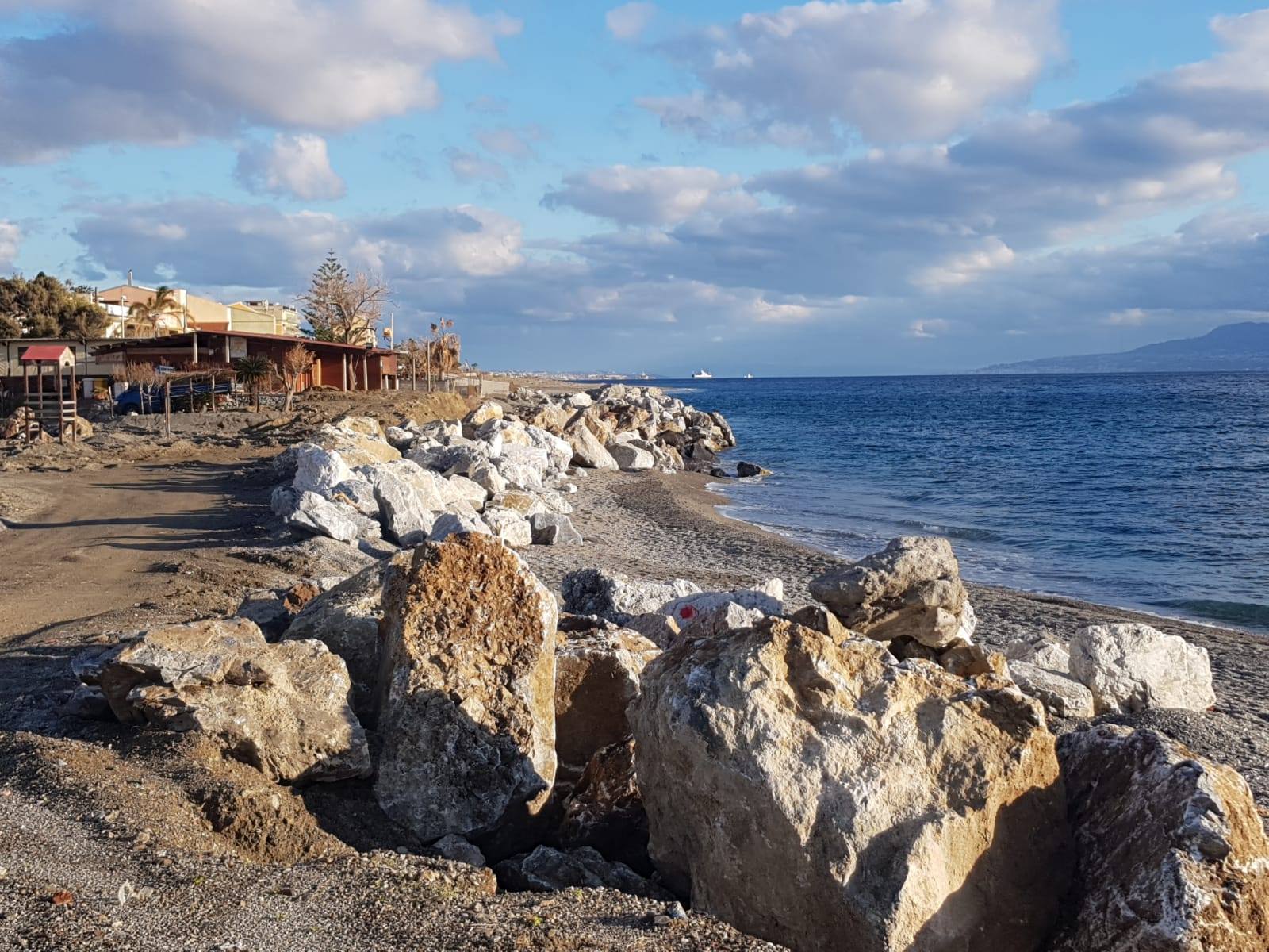 L’erosione sta distruggendo Galati Marina