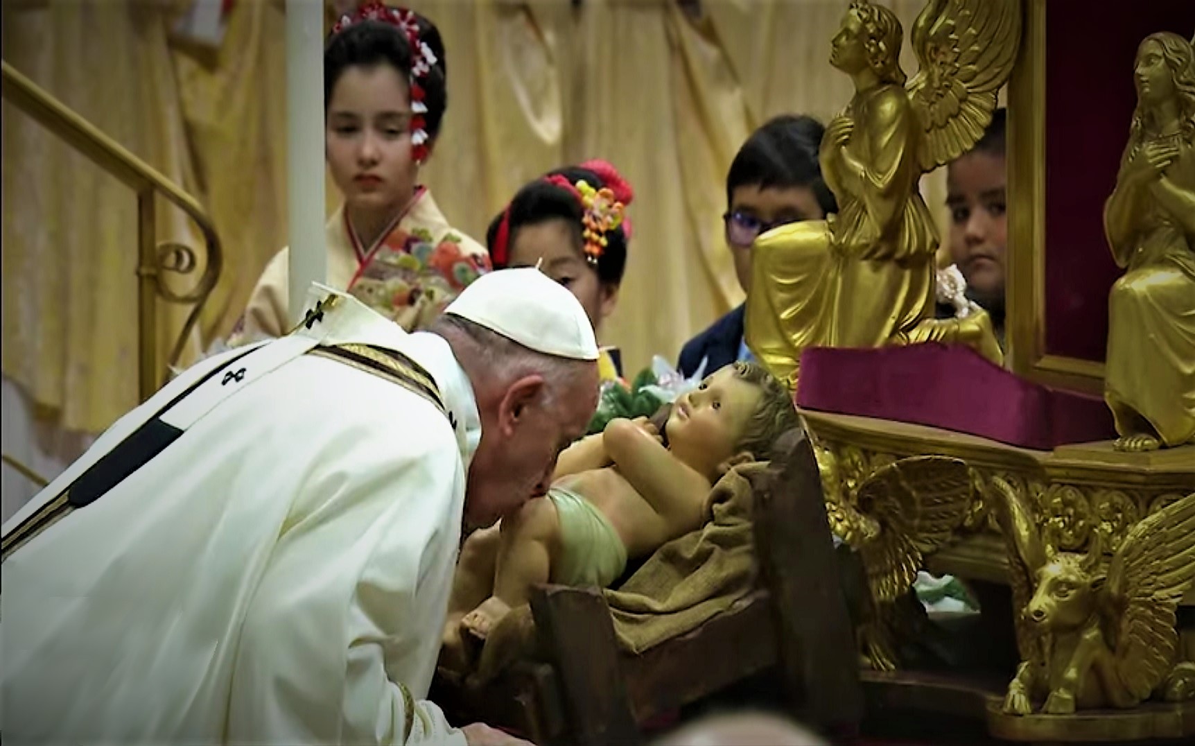 Natale, “Dio è gratis” ricorda Francesco durante la messa notturna nella Basilica di San Pietro