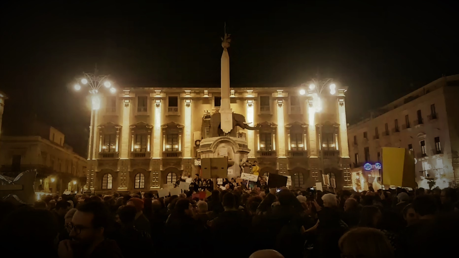 Catania, la “passata” delle Sardine in piazza Duomo balsamo per democrazia e socialità