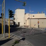 Nella circonvallazione di Caltagione una buca al centro della carreggiata