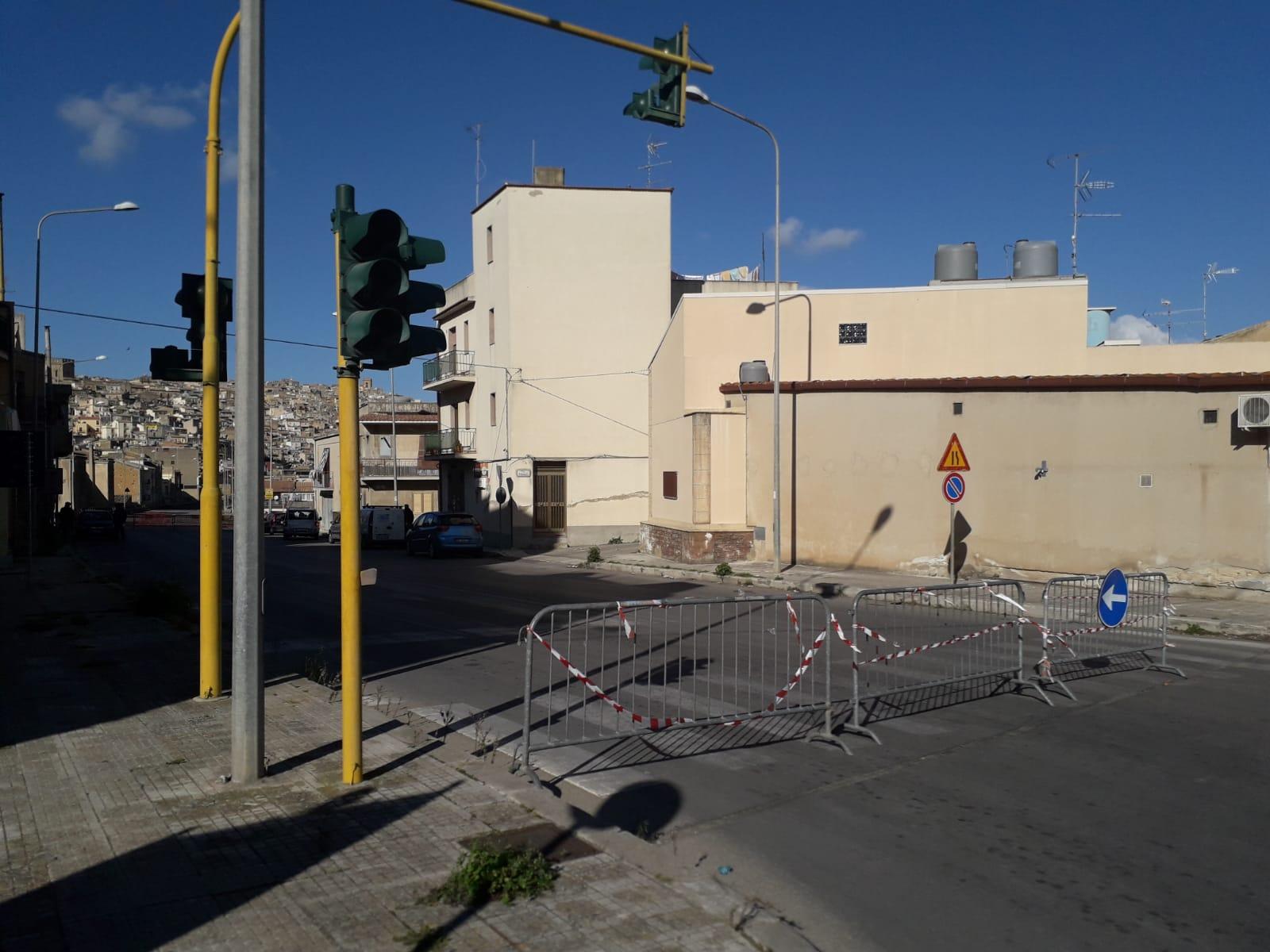 Nella circonvallazione di Caltagione una buca al centro della carreggiata Nella circonvallazione di Caltagione una buca al centro della carreggiata
