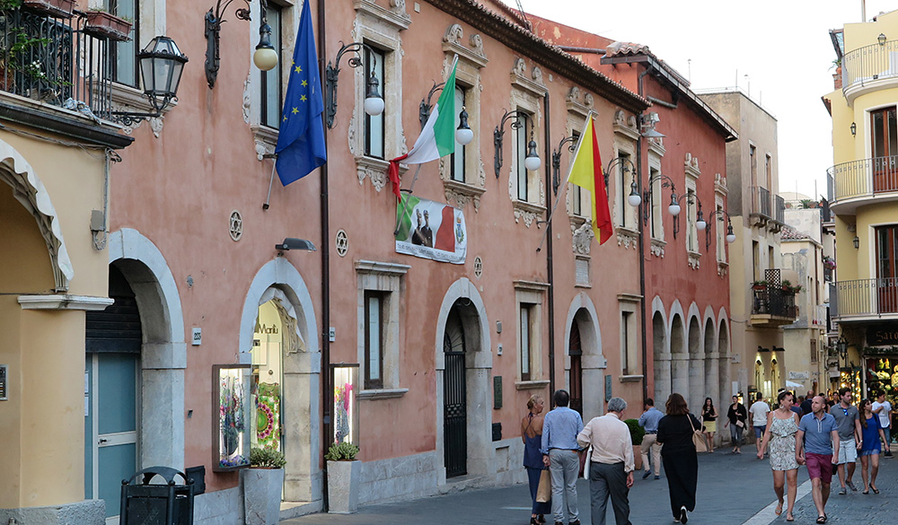 Taormina cerca la “normalità contabile” Taormina cerca la “normalità contabile”