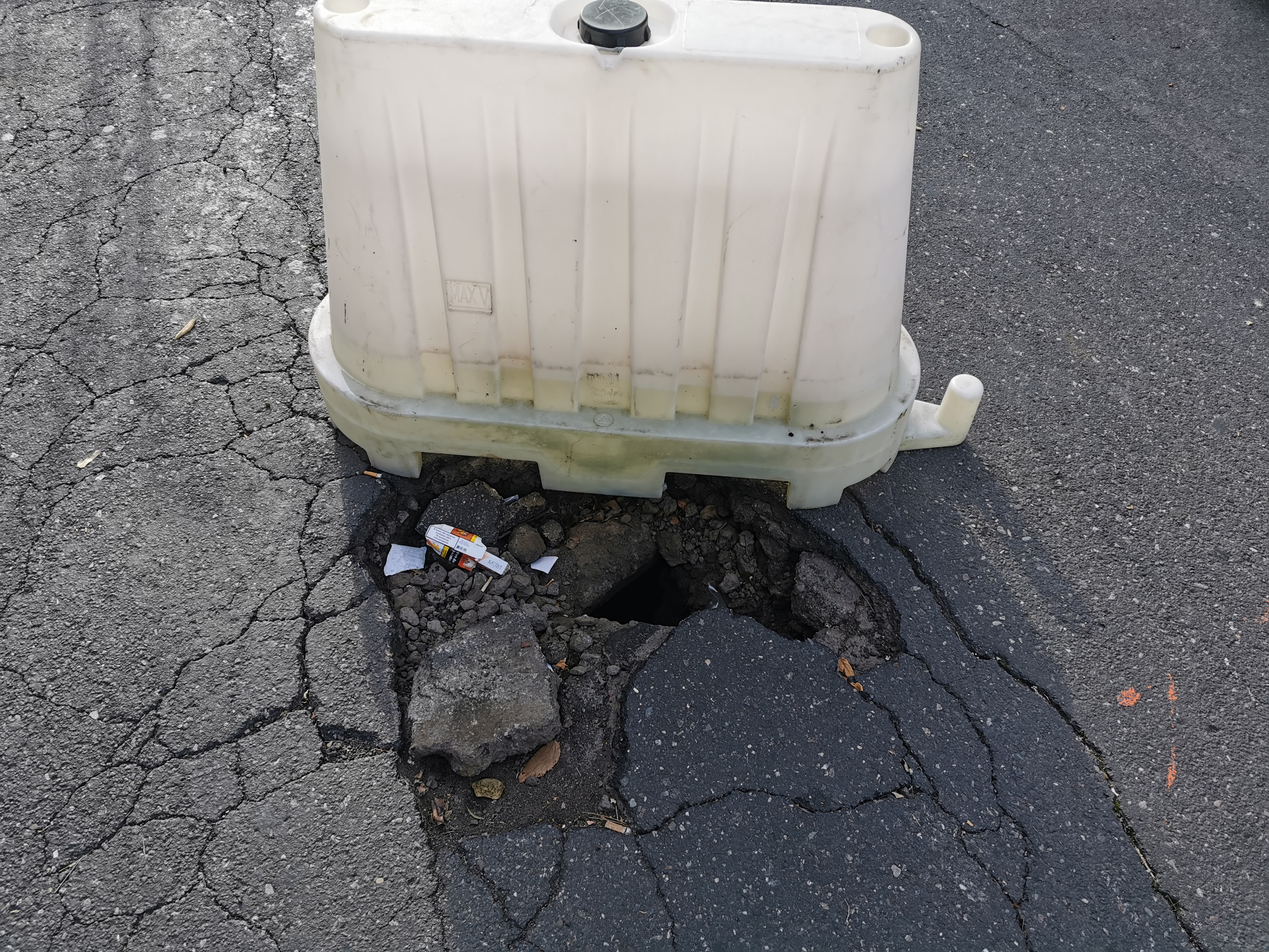 Catania, si è aperta una “voragine” al centro di via Ficarazzi