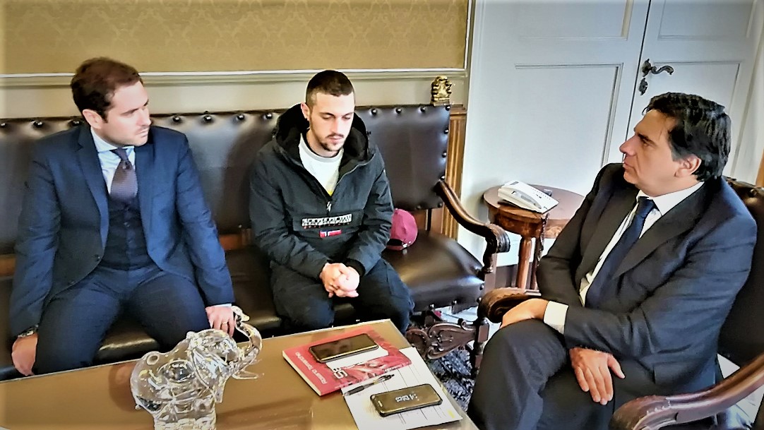 Catania, ferito da banda di bulli, ricevuto dal Sindaco Catania, ferito da banda di bulli, ricevuto dal Sindaco