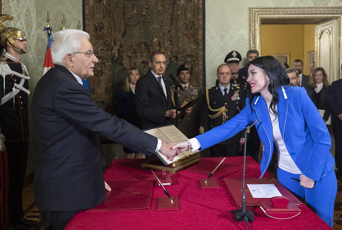 Scuola, Lucia Azzolina giura nelle mani di Sergio Mattarella