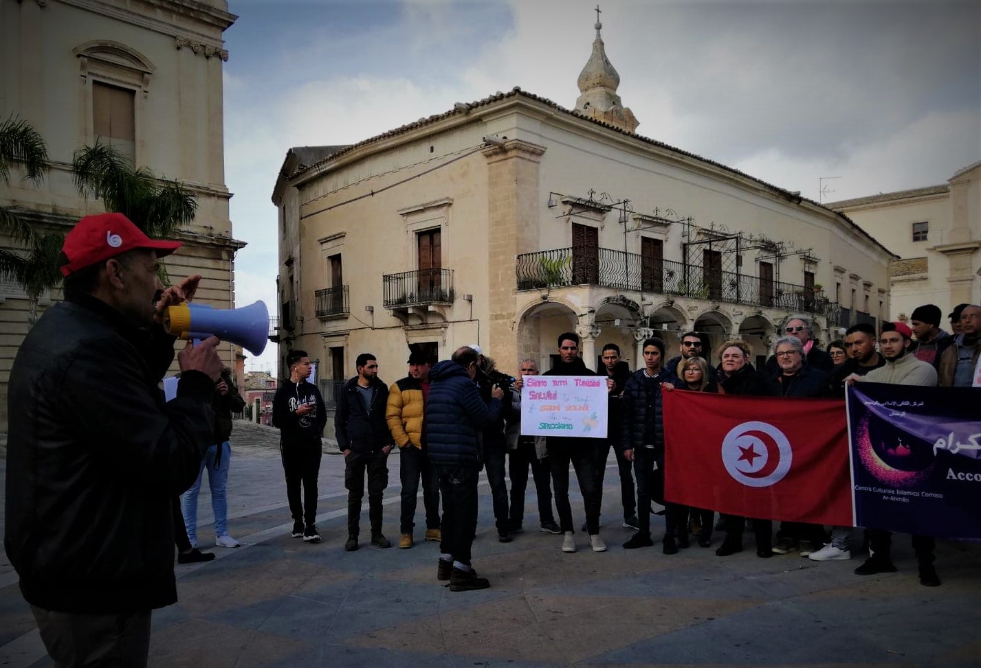 Comiso, fischietti contro Salvini… che suona il citofono ai Tunisini