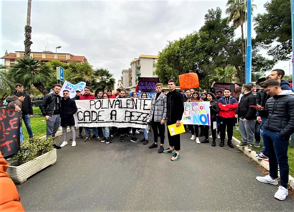 Scuola, protesta degli allievi del “De Nicola” di San Giovanni La Punta